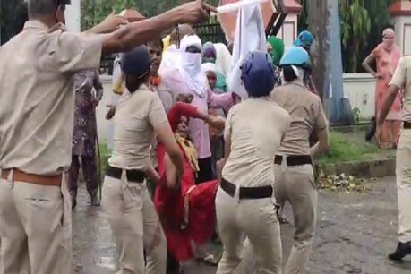 पानीपत: तीन बच्चों की मौत का इंसाफ मांग रहे ग्रामीणों पर पुलिस ने किया लाठीचार्ज, दौड़ा-दौड़ा कर पीटा पानीपत: तीन बच्चों की मौत का इंसाफ मांग रहे ग्रामीणों पर पुलिस ने किया लाठीचार्ज, दौड़ा-दौड़ा कर पीटा