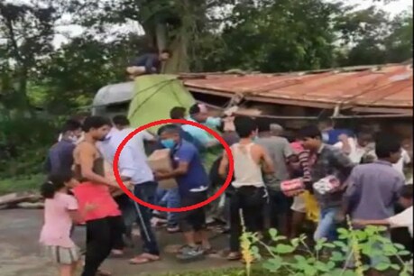असम में शराब से भरा ट्रक पलटा, ऐसी मची लूट कि पेटियां उठा ले गए लोग असम में शराब से भरा ट्रक पलटा, ऐसी मची लूट कि पेटियां उठा ले गए लोग