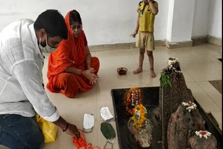 कोरोना ने बदली परंपरा, यहां सावन में महादेव को लग रहा मास्क का भोग, मंदिर का प्रसाद भी खास