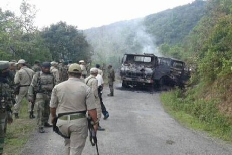 मणिपुर में सेना पर हमला, 3 जवान शहीद, 4 की हालत नाजुक मणिपुर में सेना पर हमला, 3 जवान शहीद, 4 की हालत नाजुक