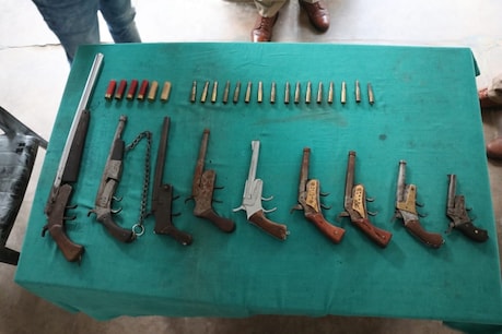 मेरठ के टॉप माफिया ऊधम सिंह, योगेश भदौड़ा के घर पर पुलिस रेड, अवैध हथियार बरामद