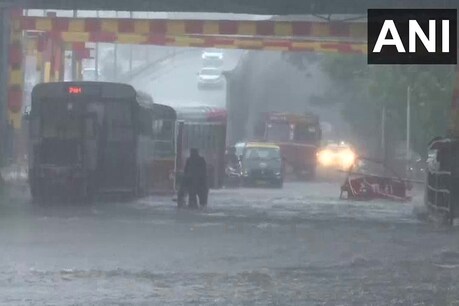 मुंबई और आसपास के इलाकों में आज तेज बारिश की चेतावनी, सड़कों पर भरा पानी मुंबई और आसपास के इलाकों में आज तेज बारिश की चेतावनी, सड़कों पर भरा पानी