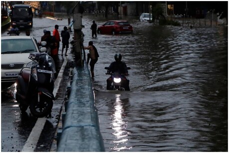 मुंबई में भारी बारिश से कई जगह भरा पानी, हाई टाइड की आशंका, IMD ने जारी किया येलो अलर्ट मुंबई में भारी बारिश से कई जगह भरा पानी, हाई टाइड की आशंका, IMD ने जारी किया येलो अलर्ट