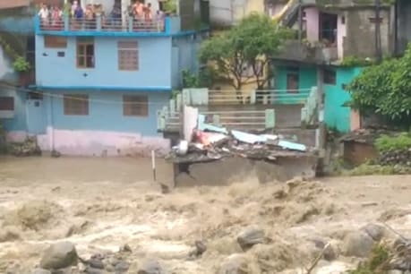 Video: पिथौरागढ़ में आसमानी आफत से तबाही, 2 दर्जन से ज़्यादा घर तबाह, खुले में रात गुजार रहे लोग