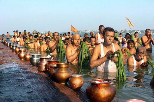 गंगा के घाट पर पूर्वजों को याद करते उनके वंशज. गंगा के घाट पर पूर्वजों को याद करते उनके वंशज.