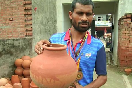 Meerut : देश को पैरालंपिक्स में गोल्ड दिलाने वाले खिलाड़ी को बेचने पड़ रहे हैं मिट्टी के बर्तन