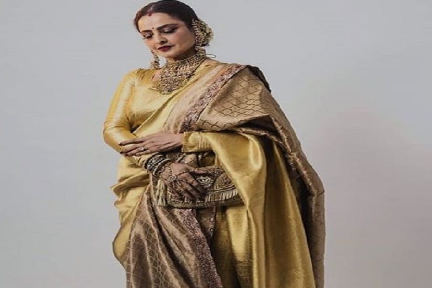 रेखा आज की एक्ट्रेस में सबसे अलग नजर आती है, तो यह कमाल उनकी खास साडि़यों का भी है. वहीं साड़ी में किस तरह से ग्रेसफुल दिखना है यह रेखा अच्छी तरह जानती हैं. उनकी साडि़यों का क्लेक्शन कमाल है. शायद यही वजह है कि एक बार विद्या बालन ने उनकी साडि़यों के क्लेक्शन को सबसे अच्छा बताया था. फोटो साभार/इंस्टाग्राम