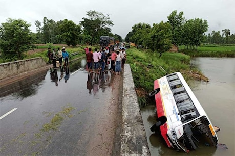 बहराइच: अनियंत्रित रोडवेज बस पुल से तालाब में गिरी, 14 यात्री घायल
