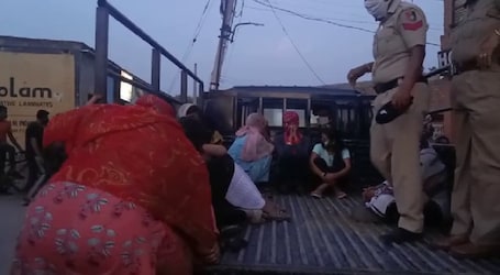  बता दें कि शनिवार रात करीब आठ बजे पुलिस को सूचना मिली की कजहेड़ी स्थित एक होटल में देह व्यापार का धंधा चल रहा है. इसके बाद एसपी साउथ नेहा यादव की अगुवाई में टीम बनाई गई. पुलिस ने एक डमी ग्राहक बनाकर होटल में भेजा.