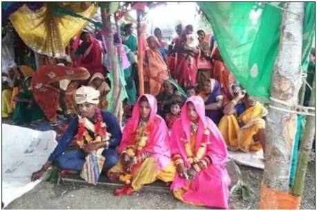 शादी के मंडप में दूल्हे ने एकसाथ दो दुल्हन के साथ लिए सात फेरे, एक गर्लफ्रेंड और दूसरी घरवालों की पसंद शादी के मंडप में दूल्हे ने एकसाथ दो दुल्हन के साथ लिए सात फेरे, एक गर्लफ्रेंड और दूसरी घरवालों की पसंद