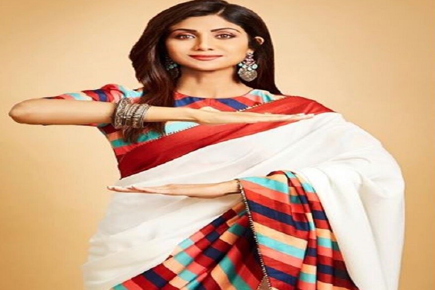 शिल्पा शेट्टी ने खुद को इस तरह मेंटेन किया हुआ है कि उन पर हर लिबास फबता है फिर साड़ी की तो बात ही अलग है. यह उनके लुक में चार चांद लगा देती है. फोटो साभार/इंस्टाग्राम