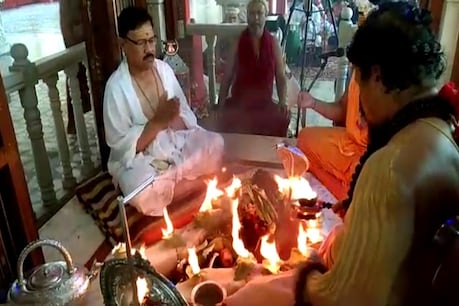 COVID-19: होम क्वारन्टीन भाजपा नेता पहुंचे हरिद्वार, मंदिर में की पूजा-पाठ, सियासी पारा गर्म
