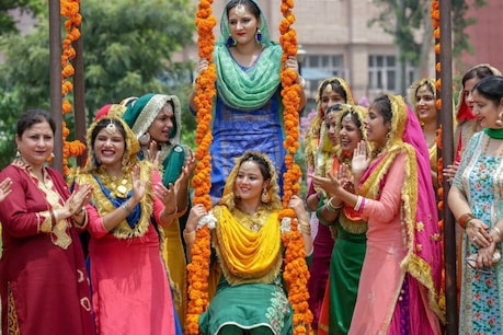 Hariyali Teej 2020: कब है हरियाली तीज, जानें शुभ मुहूर्त और संपूर्ण पूजा विधि Hariyali Teej 2020: कब है हरियाली तीज, जानें शुभ मुहूर्त और संपूर्ण पूजा विधि