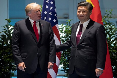 US-चीन तनाव: चेंगदू दूतावास से गया हटाया गया अमेरिकी झंडा, नेम प्लेट भी हथौड़े से तुड़वाई US-चीन तनाव: चेंगदू दूतावास से गया हटाया गया अमेरिकी झंडा, नेम प्लेट भी हथौड़े से तुड़वाई
