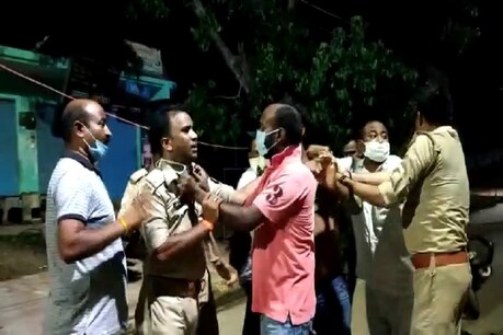 बीजेपी नेता ने भाई के साथ मिलकर की पुलिस से मारपीट, देखें ये VIRAL VIDEO बीजेपी नेता ने भाई के साथ मिलकर की पुलिस से मारपीट, देखें ये VIRAL VIDEO
