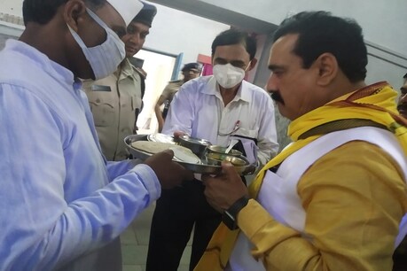 जेल मंत्री नरोत्तम मिश्रा ने भोपाल जेल में कैदियों को दिया जाने वाला खाना भी खाया
