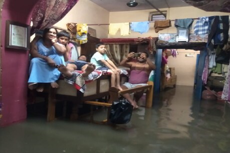 जबलपुर : चंद घंटों की बारिश में पानी पानी हुआ शहर, टेबल पर बैठकर गुजारी रात जबलपुर : चंद घंटों की बारिश में पानी पानी हुआ शहर, टेबल पर बैठकर गुजारी रात
