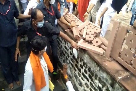 उज्जैन : कार्यकर्ताओं की धक्का-मुक्की में सीमेंट की रेलिंग टूटी, बाल-बाल बचे सिंधिया उज्जैन : कार्यकर्ताओं की धक्का-मुक्की में सीमेंट की रेलिंग टूटी, बाल-बाल बचे सिंधिया