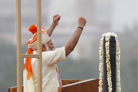74वें स्वतंत्रता दिवस समारोह पर लाल किले से राष्ट्र को संबोधित करते पीएम मोदी