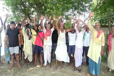 बिहार: गंगा में समा गई 800 एकड़ जमीन, नदी के कटाव से लोगों का जीवन बेहाल, करेंगे वोट बहिष्कार बिहार: गंगा में समा गई 800 एकड़ जमीन, नदी के कटाव से लोगों का जीवन बेहाल, करेंगे वोट बहिष्कार