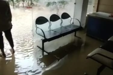  बारिश के पानी से परतापुर थाना लबालब हो गया, जिधर निगाह घुमाइए पानी ही पानी नजर आ रहा था. इस दौरान सोने पर सुहागा तब हो गया तब बारिश के साथ साथ बिजली भी गुल हो गई. एक तरफ थाने के अंदर लबालब पानी था, तो दूसरी तरफ घुप्प अंधेरा. पुलिसकर्मी जैसे तैसे इस दौरान ड्यूटी करते रहे.