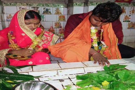 बिहार: प्रेमिका को मोबाइल देने पहुंचे प्रेमी ने की 'हां'... तो गांव के मंदिर में ही चटपट करवा दी गई शादी