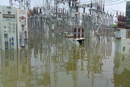 Bihar Flood: पावरग्रिड में बाढ़ का पानी घुसने से अंधेरे में डूबे बिहार के ये तीन जिले Bihar Flood: पावरग्रिड में बाढ़ का पानी घुसने से अंधेरे में डूबे बिहार के ये तीन जिले