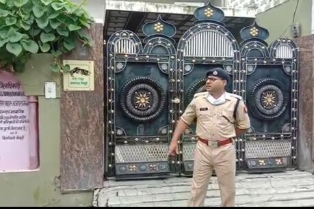 मैनपुरी: D14 गैंग के हिस्ट्रीशीटर अपराधियों पर पुलिस का शिकंजा, करोड़ों की संपत्ति कुर्क मैनपुरी: D14 गैंग के हिस्ट्रीशीटर अपराधियों पर पुलिस का शिकंजा, करोड़ों की संपत्ति कुर्क