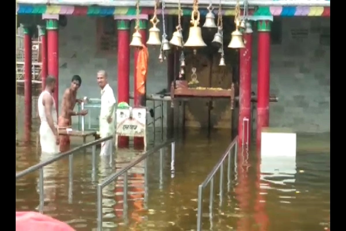 दरभंगा का कुशेश्वर धाम बाढ़ के पानी में डूबा है