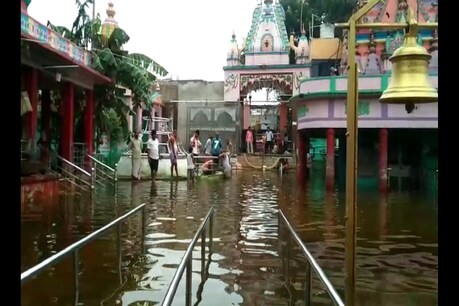 Bihar Flood: पानी में डूबा मिथिलांचल का बाबाधाम कहा जाने वाला कुशेश्वरस्थान, गर्भ गृह बंद Bihar Flood: पानी में डूबा मिथिलांचल का बाबाधाम कहा जाने वाला कुशेश्वरस्थान, गर्भ गृह बंद