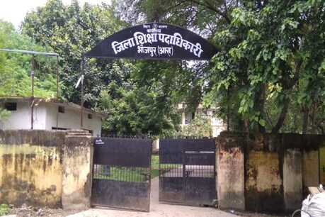 आरा: शिक्षा विभाग के दफ्तर को बना रखा था मयखाना, शराब पीते क्लर्क समेत तीन गिरफ्तार आरा: शिक्षा विभाग के दफ्तर को बना रखा था मयखाना, शराब पीते क्लर्क समेत तीन गिरफ्तार