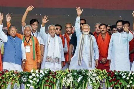 बिहार में फिलहाल सीट शेयरिंग को राजनीतिक हालात तेजी से बदल रहे हैं. (एनडीए नेताओं की फाइल फोटो)