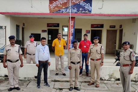 पुष्पेंद्र सिंह अहिरवार फर्जी आरपीएफ सिपाही बनकर रौब दिखा रहा था.