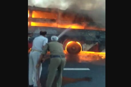 फिरोजाबाद: बिहार से गुजरात जा रही स्लीपर बस में लगी आग, एक की जिंदा जलकर मौत और 2 घायल