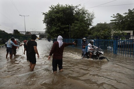 Weather Updates: अगले 24 घंटे में यूपी, बंगाल, गुजरात समेत इन राज्यों में हो सकती है भारी बारिश Weather Updates: अगले 24 घंटे में यूपी, बंगाल, गुजरात समेत इन राज्यों में हो सकती है भारी बारिश