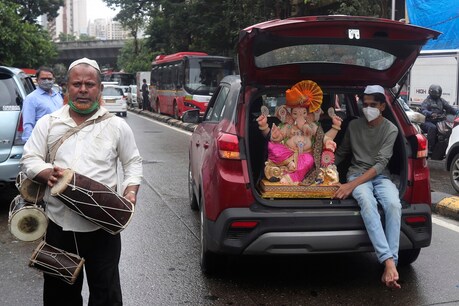 Ganesh Chaturthi Utsav: कोरोना वायरस महामारी के बीच महाराष्ट्र में गणेश चतुर्थी उत्सव शुरू Ganesh Chaturthi Utsav: कोरोना वायरस महामारी के बीच महाराष्ट्र में गणेश चतुर्थी उत्सव शुरू