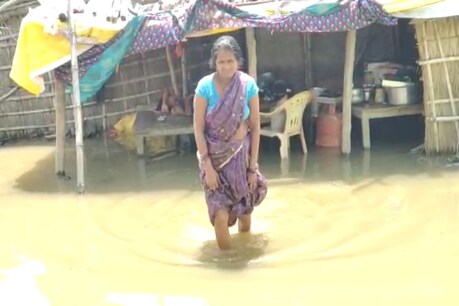 अयोध्या: दीपोत्सव स्थल के बगल में 20 दिन से पानी से जूझ रहे 70 परिवार, सड़क पर रहने को मजबूर अयोध्या: दीपोत्सव स्थल के बगल में 20 दिन से पानी से जूझ रहे 70 परिवार, सड़क पर रहने को मजबूर