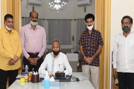 Rajasthan: गहलोत खेमे में लौटने लगे पायलट कैम्प के निर्दलीय विधायक, बदले सुर Rajasthan: गहलोत खेमे में लौटने लगे पायलट कैम्प के निर्दलीय विधायक, बदले सुर