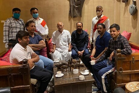 Rajasthan crisis: BSP से कांग्रेस में आए 6 MLAs को होटल में थमाया गया हाई कोर्ट का नोटिस Rajasthan crisis: BSP से कांग्रेस में आए 6 MLAs को होटल में थमाया गया हाई कोर्ट का नोटिस