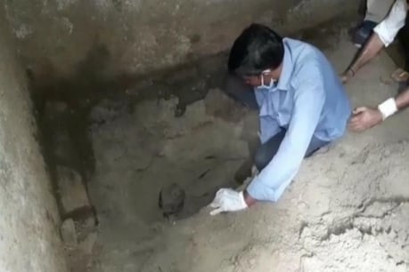 पति के साथ मिलकर सौतेली मां ने की बेटी की हत्या, घर में गड्ढा खोदकर शव को दफनाया