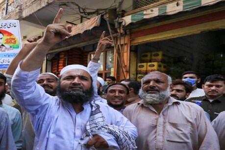 पाकिस्तान: ईशनिंदा के आरोपी का हत्यारा बना हीरो, उसके संग लोग ले रहे सेल्फी पाकिस्तान: ईशनिंदा के आरोपी का हत्यारा बना हीरो, उसके संग लोग ले रहे सेल्फी
