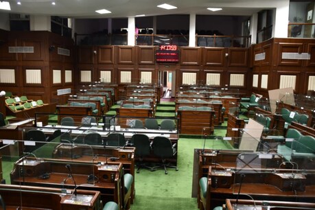 CG Assembly Session: कोरोना टेस्ट नहीं कराना चाहते MLAs, अब सदन में प्रवेश से पहले पिलाया जाएगा काढ़ा CG Assembly Session: कोरोना टेस्ट नहीं कराना चाहते MLAs, अब सदन में प्रवेश से पहले पिलाया जाएगा काढ़ा