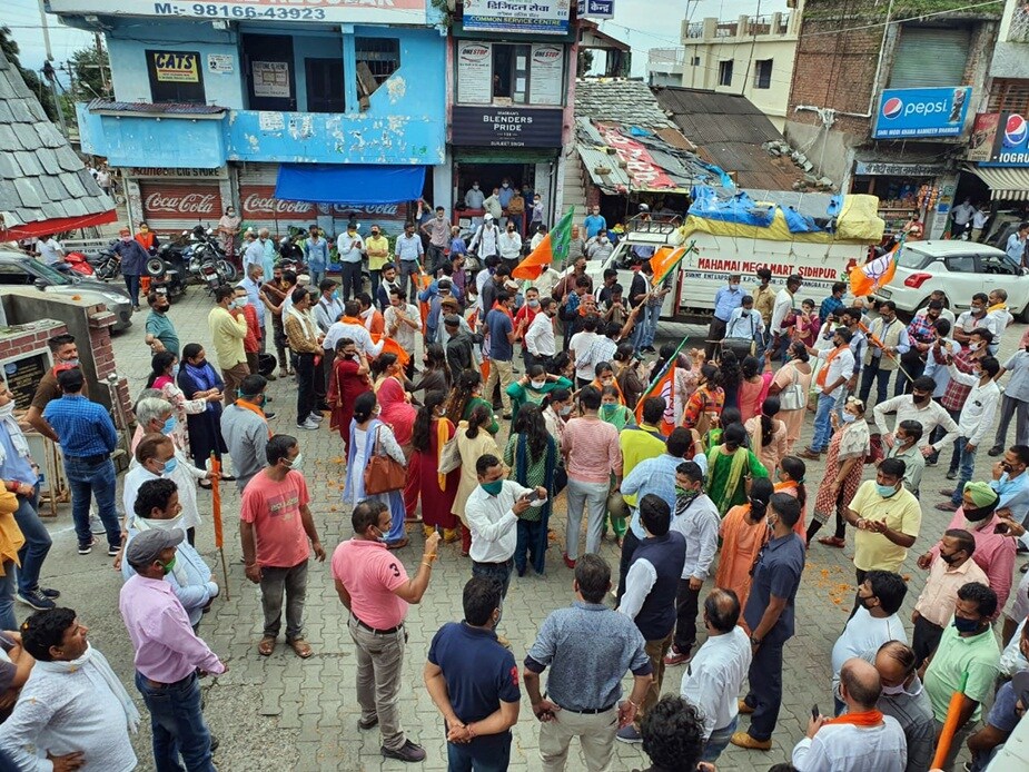 कांगड़ा में सीएम के आगमन पर भाजपा वर्कर.