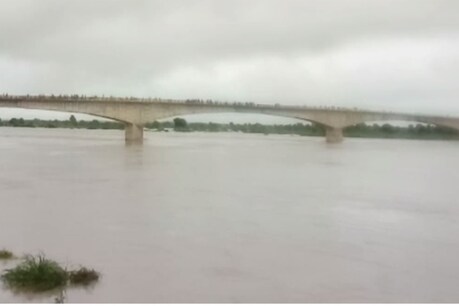 Dholpur: चंबल नदी में खतरे के निशान से 1 मीटर ऊपर पहुंचा पानी, अलर्ट जारी Dholpur: चंबल नदी में खतरे के निशान से 1 मीटर ऊपर पहुंचा पानी, अलर्ट जारी