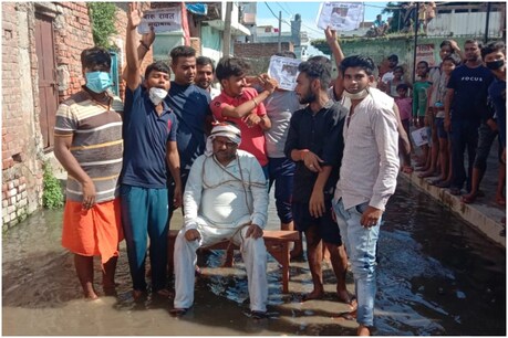 चंदौली में सभासद पति को बंधक बना सड़क पर बैठाया, तस्वीरें कर दी वायरल, जानें पूरा माजरा चंदौली में सभासद पति को बंधक बना सड़क पर बैठाया, तस्वीरें कर दी वायरल, जानें पूरा माजरा
