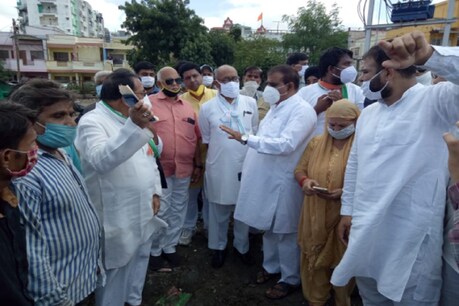 भोपाल Flood Updates : कलियासोत इलाके में दीवार ढहने से 1 की मौत, कई परिवार बेघर, पीड़ितों के बीच पहुंचे दिग्विजय सिंह भोपाल Flood Updates : कलियासोत इलाके में दीवार ढहने से 1 की मौत, कई परिवार बेघर, पीड़ितों के बीच पहुंचे दिग्विजय सिंह