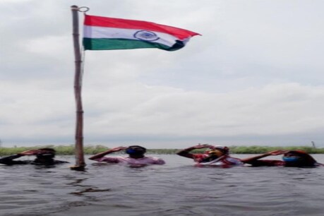 दरभंगा में बाढ़ के पानी के बीच मना 'जश्न-ए-आजादी' पर्व, नाव पर फहराया गया तिरंगा झंडा