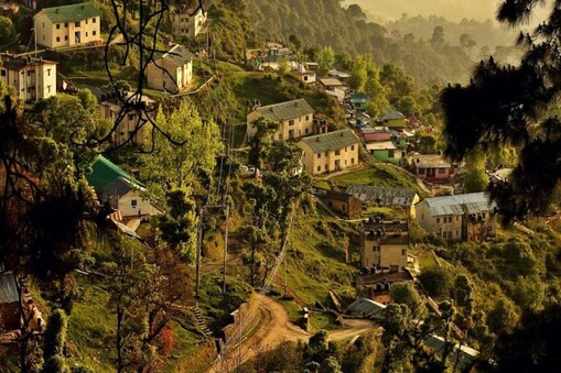 धर्मशाला दलाई लामा का निवास स्थल और निर्वासित तिब्बती सरकार की राजधानी है धर्मशाला दलाई लामा का निवास स्थल और निर्वासित तिब्बती सरकार की राजधानी है