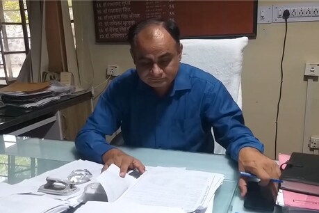 COVID-19: कोरोना इलाज के 'भीलवाड़ा मॉडल' के अहम किरदार CMHO को CEO ने थमाया नोटिस, डॉक्टर्स भड़के COVID-19: कोरोना इलाज के 'भीलवाड़ा मॉडल' के अहम किरदार CMHO को CEO ने थमाया नोटिस, डॉक्टर्स भड़के