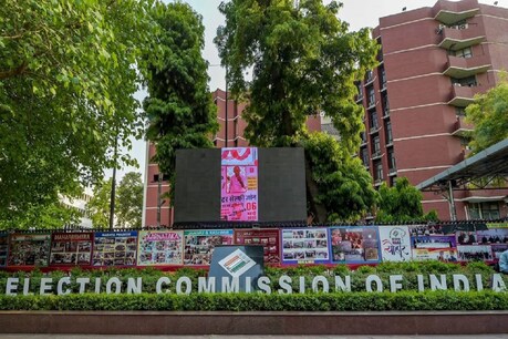 बिहार चुनाव से पहले EC की गाइडलाइन: ग्लव्स पहनकर वोटिंग, आखिरी घंटे में वोट डाल सकेंगे कोरोना पॉजिटिव बिहार चुनाव से पहले EC की गाइडलाइन: ग्लव्स पहनकर वोटिंग, आखिरी घंटे में वोट डाल सकेंगे कोरोना पॉजिटिव